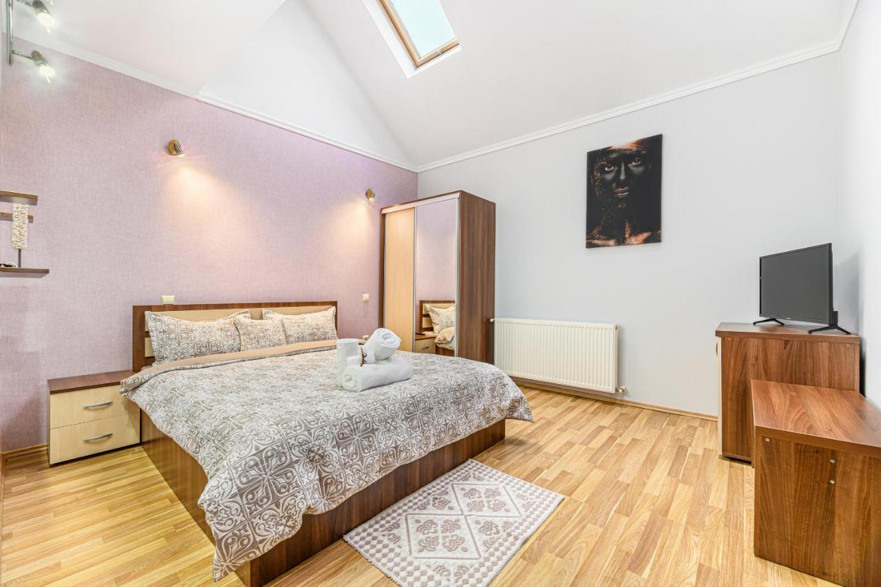 Cameră dublă deluxe cu balcon — spațiu generos cu pat extra-large