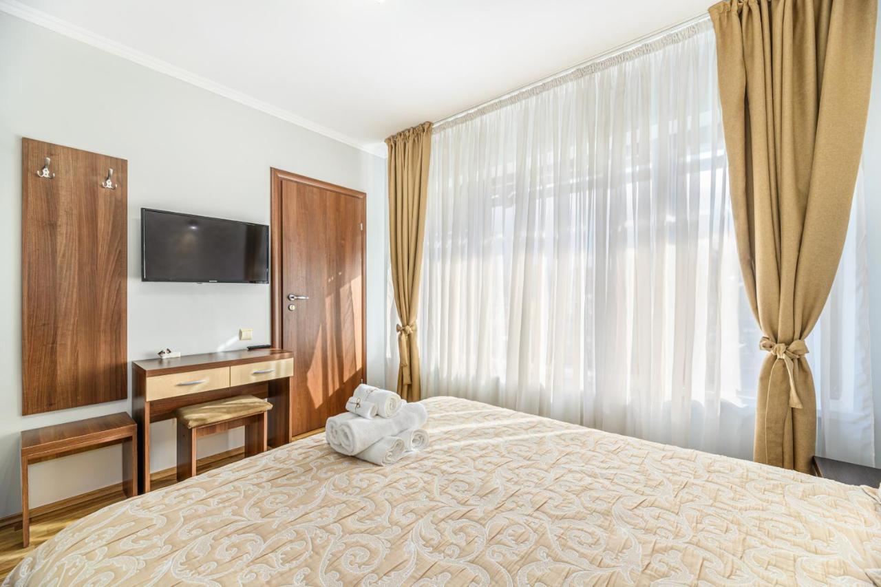 Cameră dublă deluxe cu balcon — fereastră arcuită cu vedere la oraș