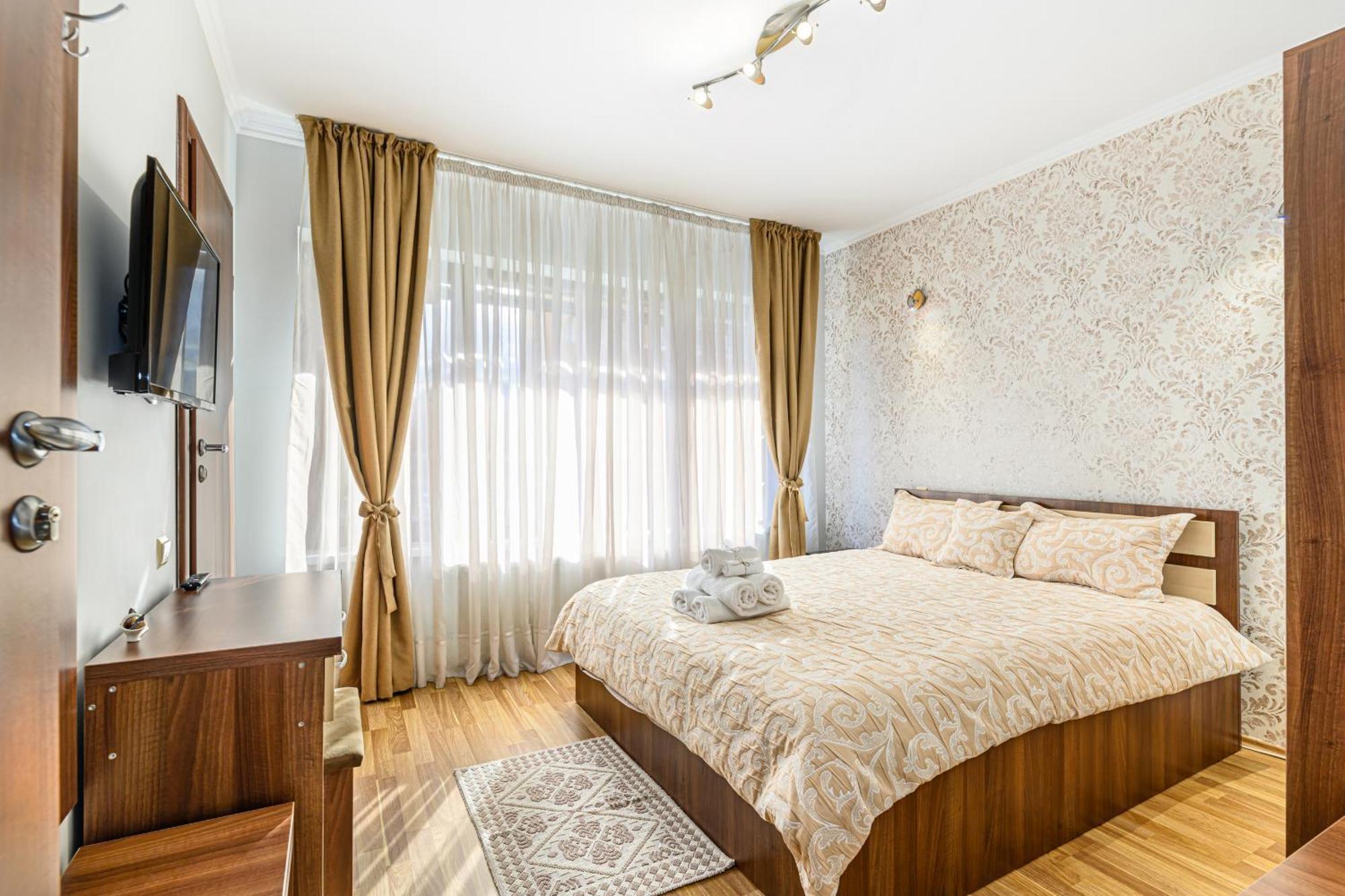 Cameră dublă deluxe cu balcon — bay window cu lumină naturală