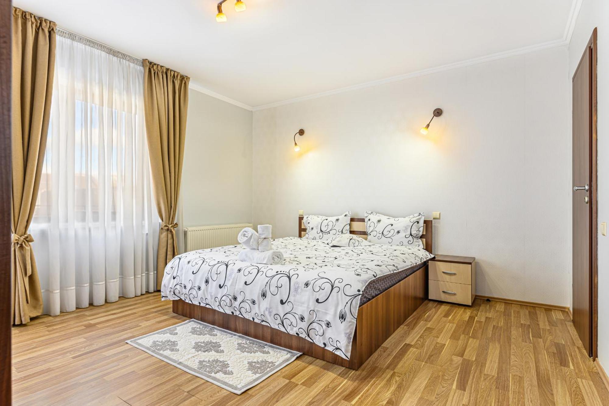 Cameră dublă deluxe — bed și perdele aurii
