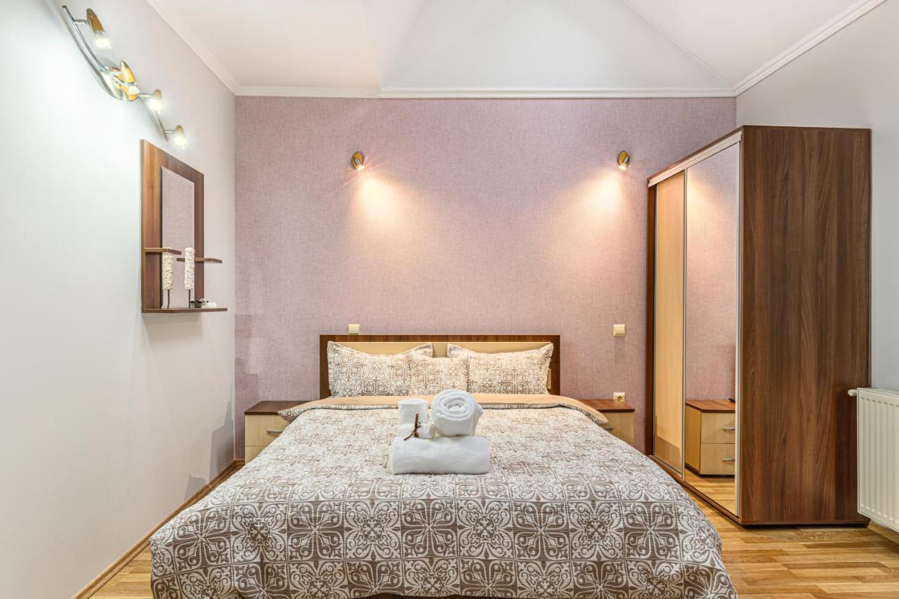 Cameră dublă deluxe — pat cu perete violet și dulap mare