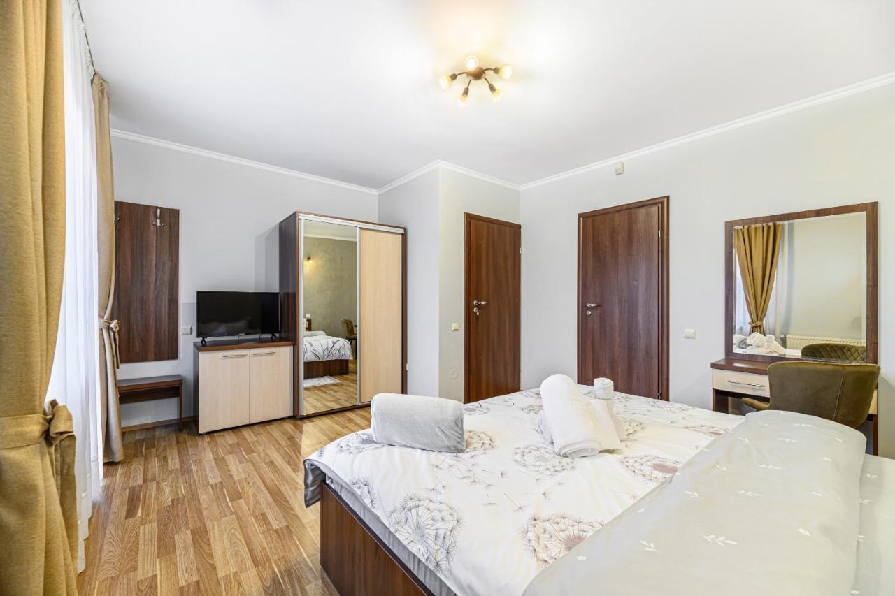 Cameră dublă deluxe cu balcon — vedere amplă cu TV și dressing