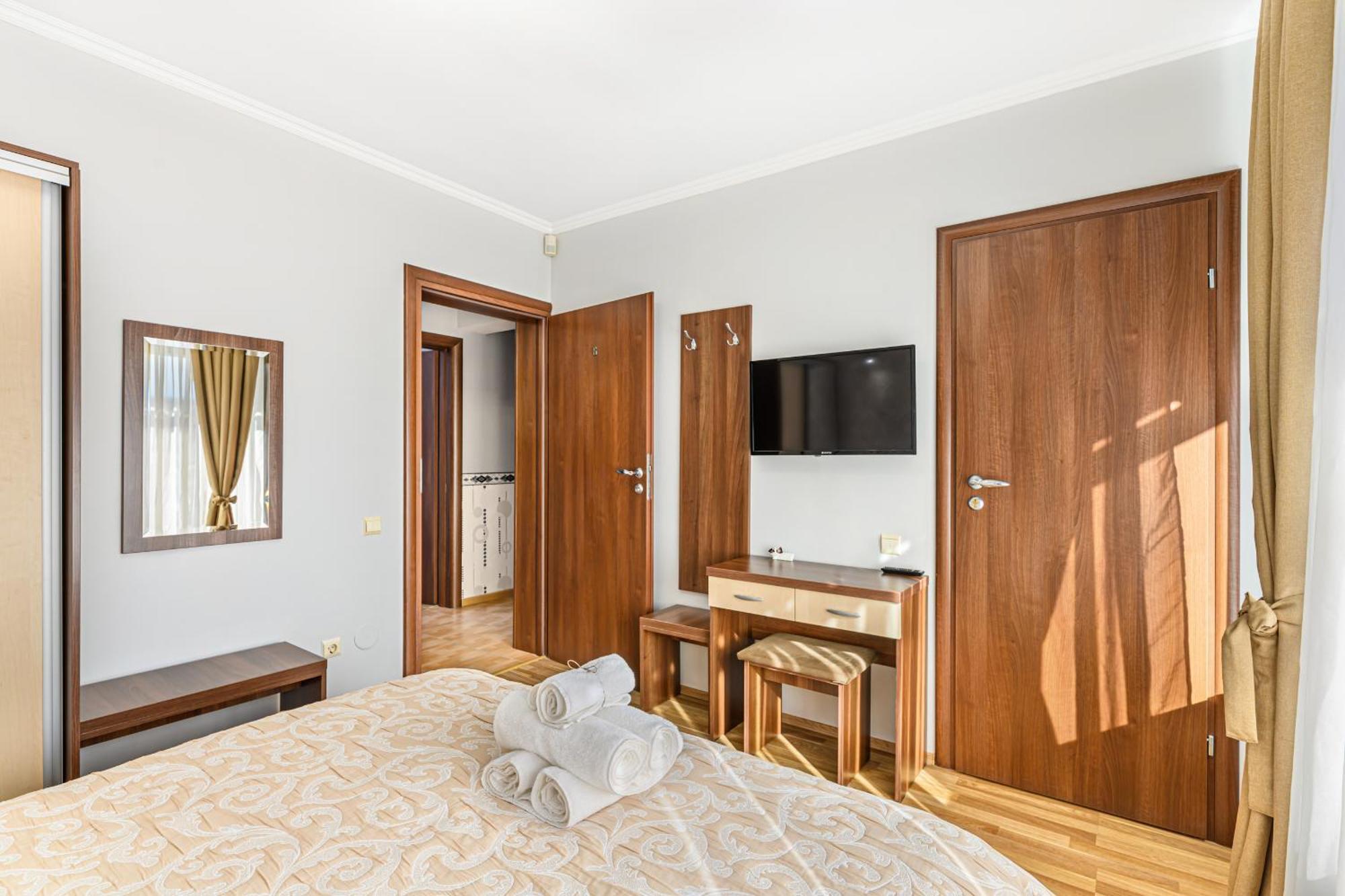 Cameră dublă deluxe cu balcon — TV cu fereastră mare cu vedere