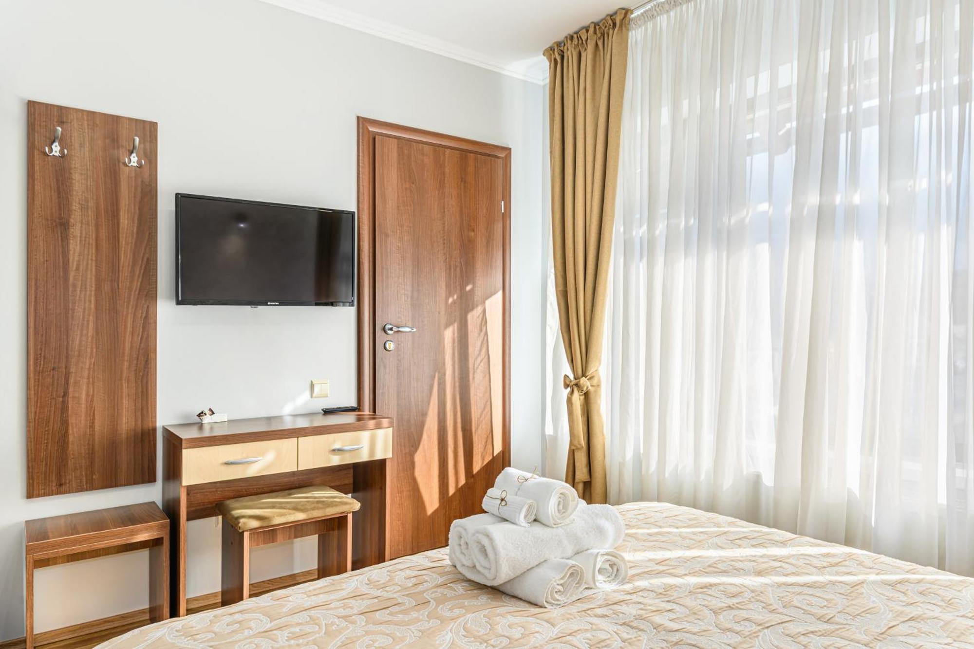 Cameră dublă deluxe cu balcon — pat extra-large lângă fereastră